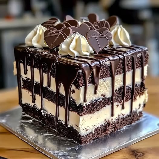 Torta al cioccolato fondente a strati: il sogno di ogni amante del cioccolato!