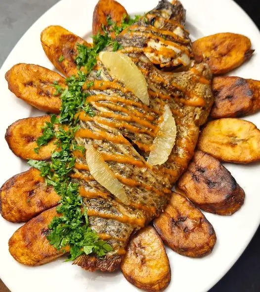 Splendori della cucina africana: tilapia alla griglia e platano fritto in salsa di pomodoro e zenzero