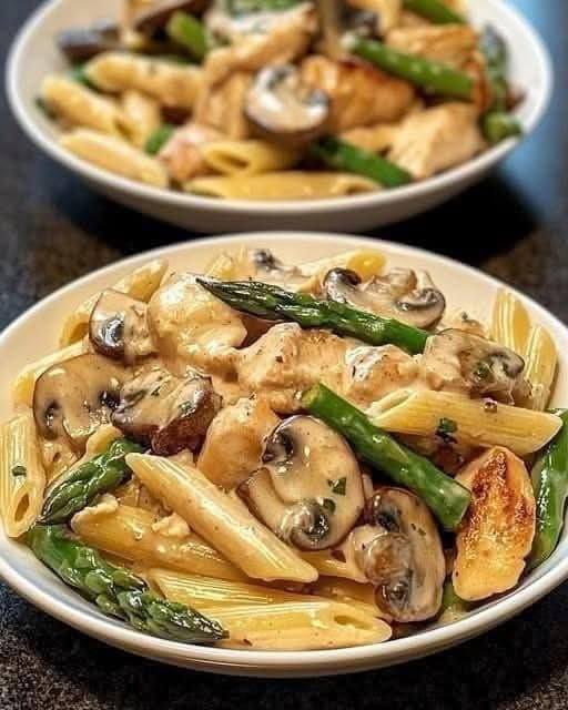 Penne con pollo cremoso, funghi e asparagi
