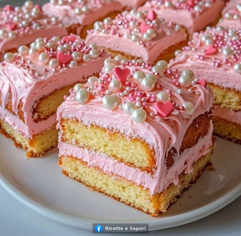 Quadrotti di torta rosa alla vaniglia: morbidi, soffici e splendidamente decorati!