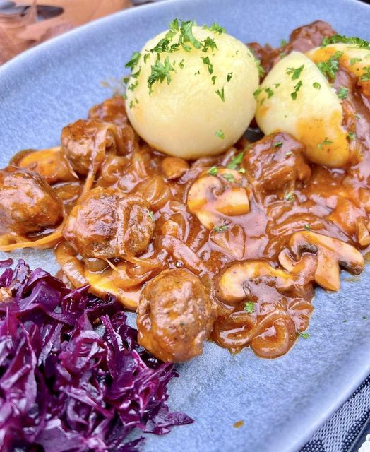 Polpette in salsa sostanziosa di cipolle e funghi