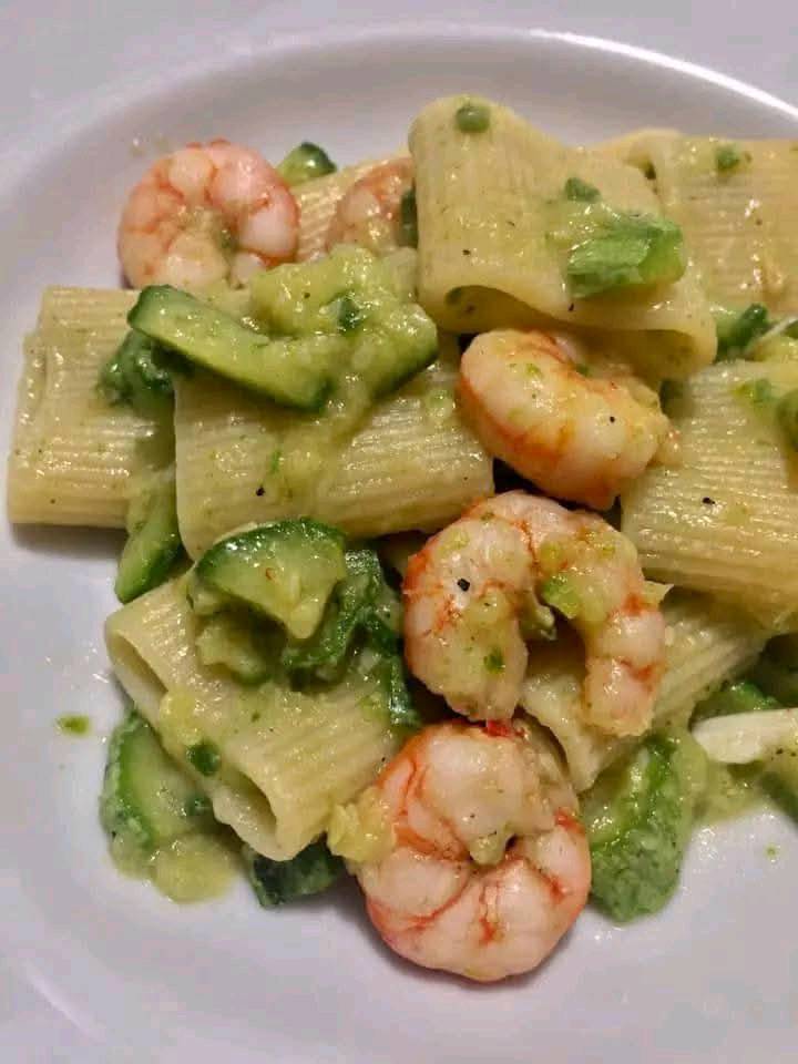 Mezzi paccheri con gamberi e zucchine