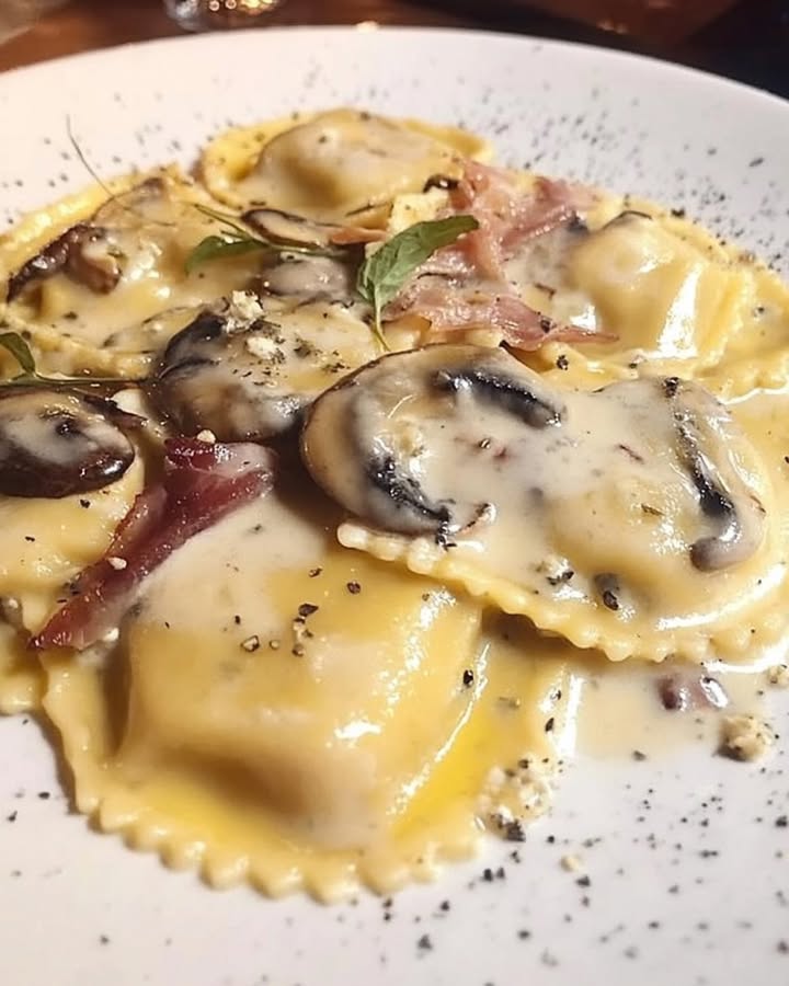Ravioli ripieni di zucca con una salsa di gorgonzola, funghi e pancetta dolce