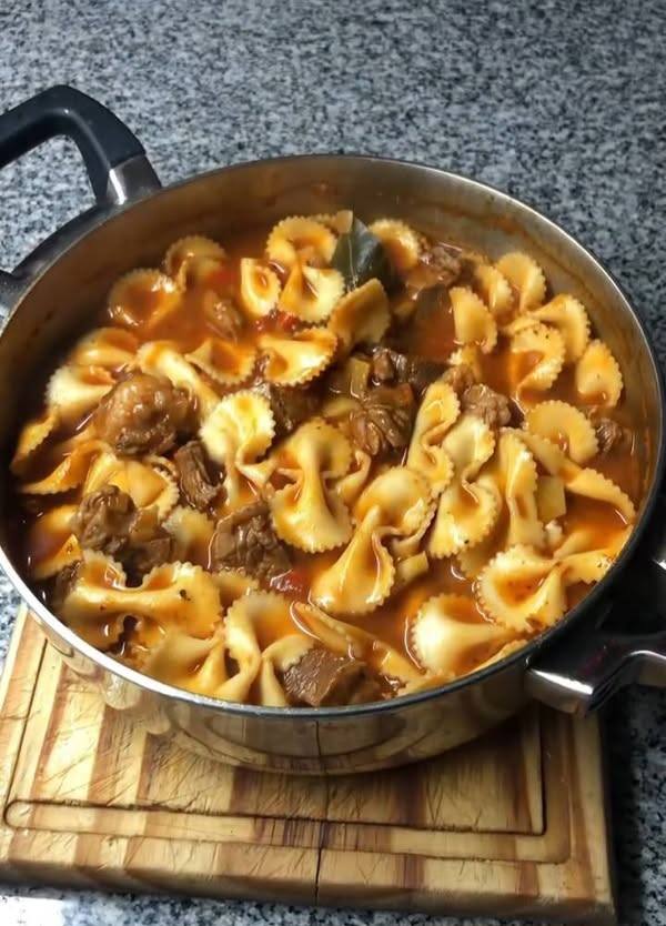 Come preparare lo stufato di noodles a farfalla