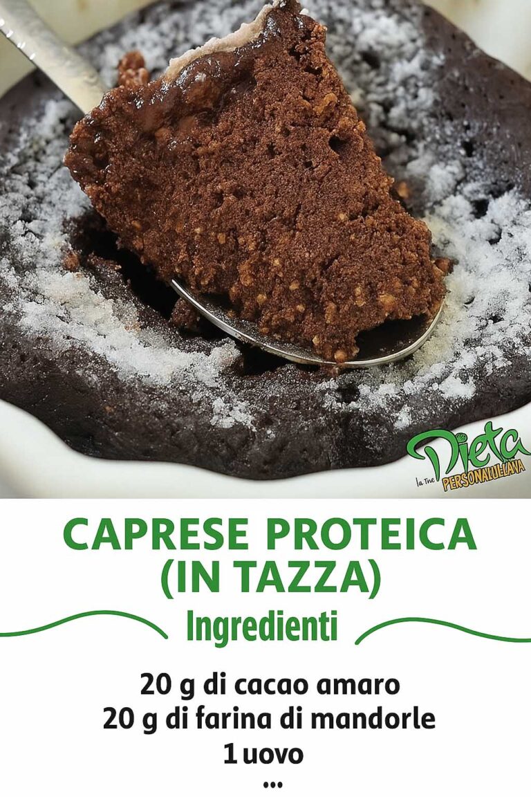 La mia torta caprese che preparo direttamente in tazza si fa in 2 minuti, ha solo 300 calorie, 4 ingredienti e mi salva sempre la colazione