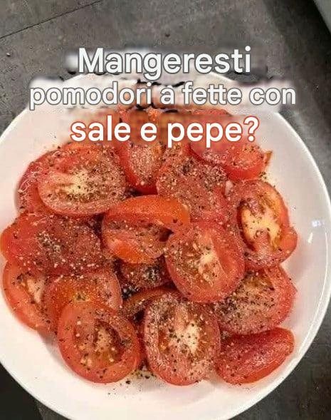 Pomodori a fette con sale e pepe Ingredienti 1–2 pomodori maturi (meglio se di varietà antica o maturati sulla vite) Sale marino in fiocchi (o sale kosher)