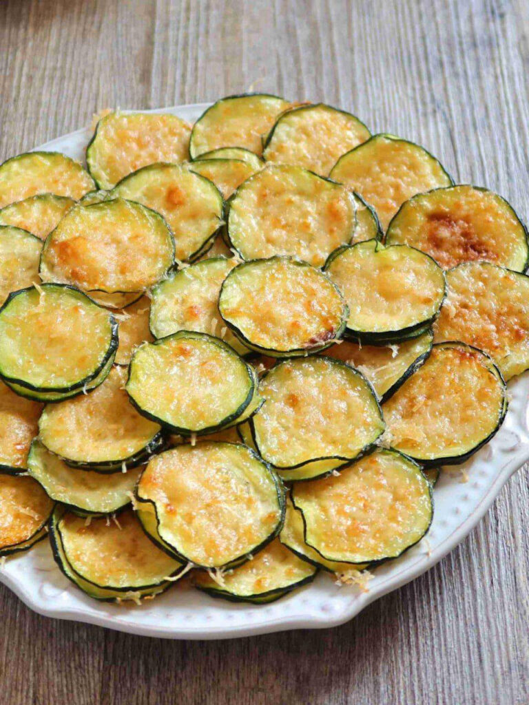 Chips di zucchine con solo 2 ingredienti. Una ricetta per uno spuntino delizioso e sano.