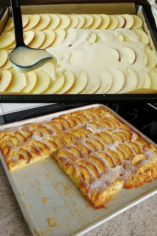 Torta di mele morbida su una teglia da forno