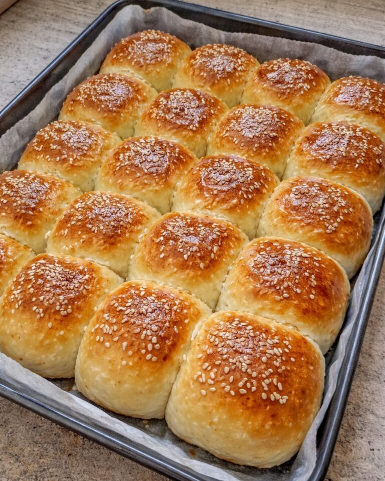 Riempi la teglia e sono pronti: i panini allo yogurt che tutti chiedono. La ricetta nel primo commento.