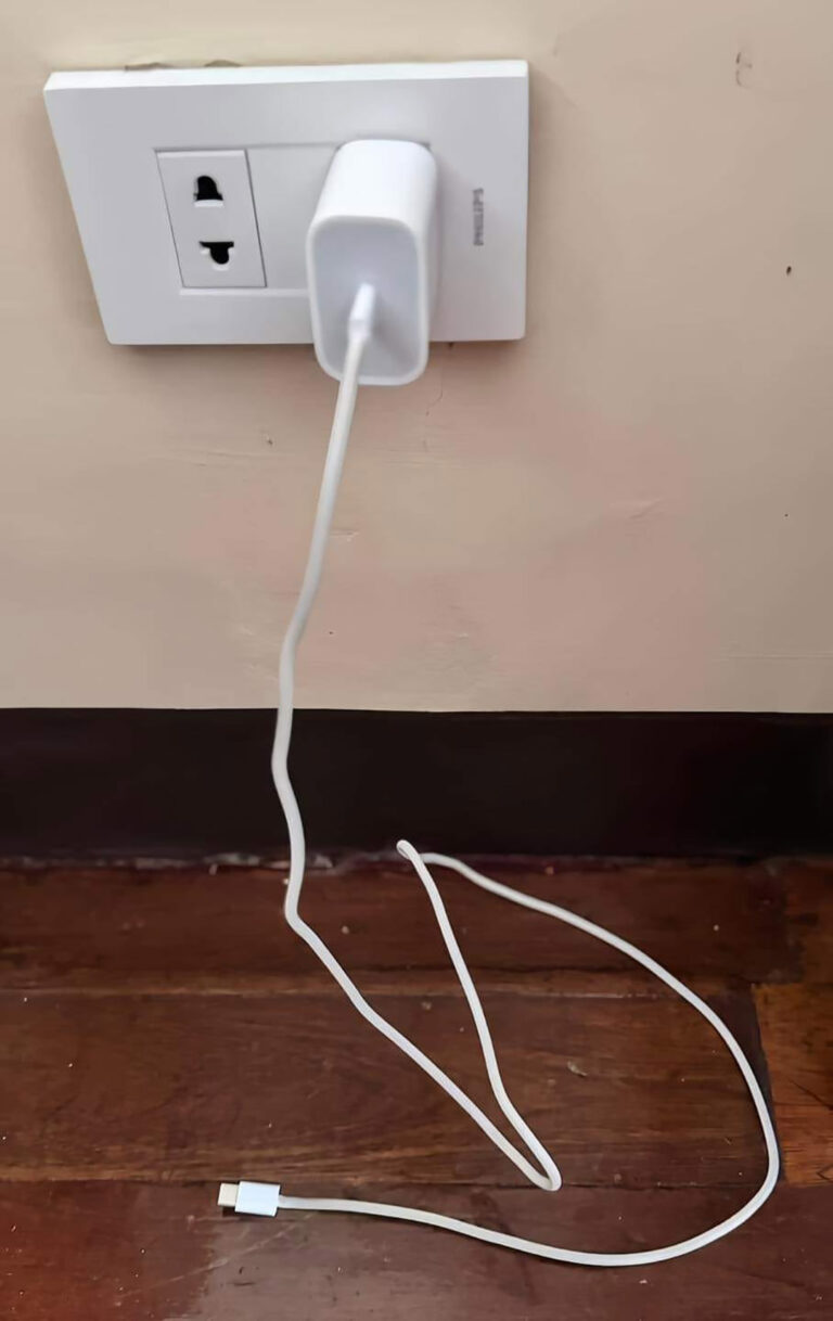 I 3 principali motivi per non lasciare mai un caricabatterie collegato senza un dispositivo